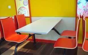 2010年精品推薦 四人位連體餐桌及曲木流行快餐桌，為家居生活增添便利與時尚