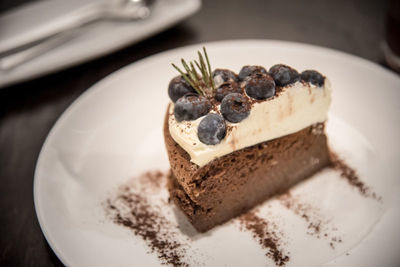 精致餐后甜點(diǎn) 奶酪蛋糕配藍(lán)莓的藝術(shù)攝影